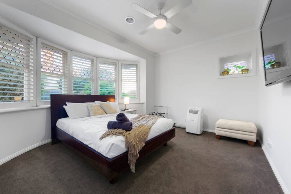 Photo of Others in Rosanna