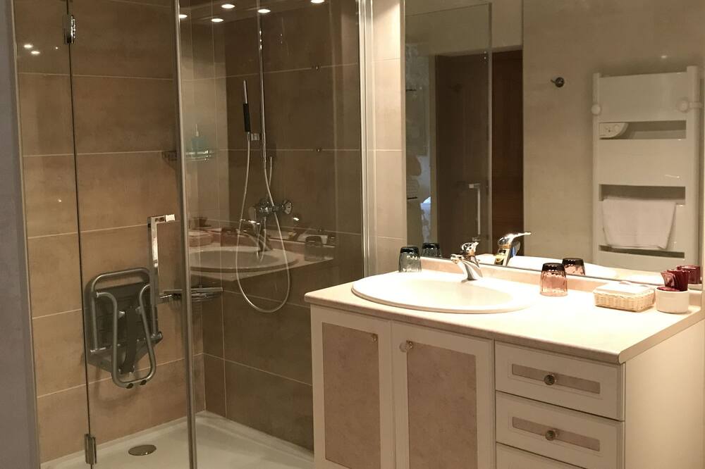 Photo of Bathroom in Previnquieres