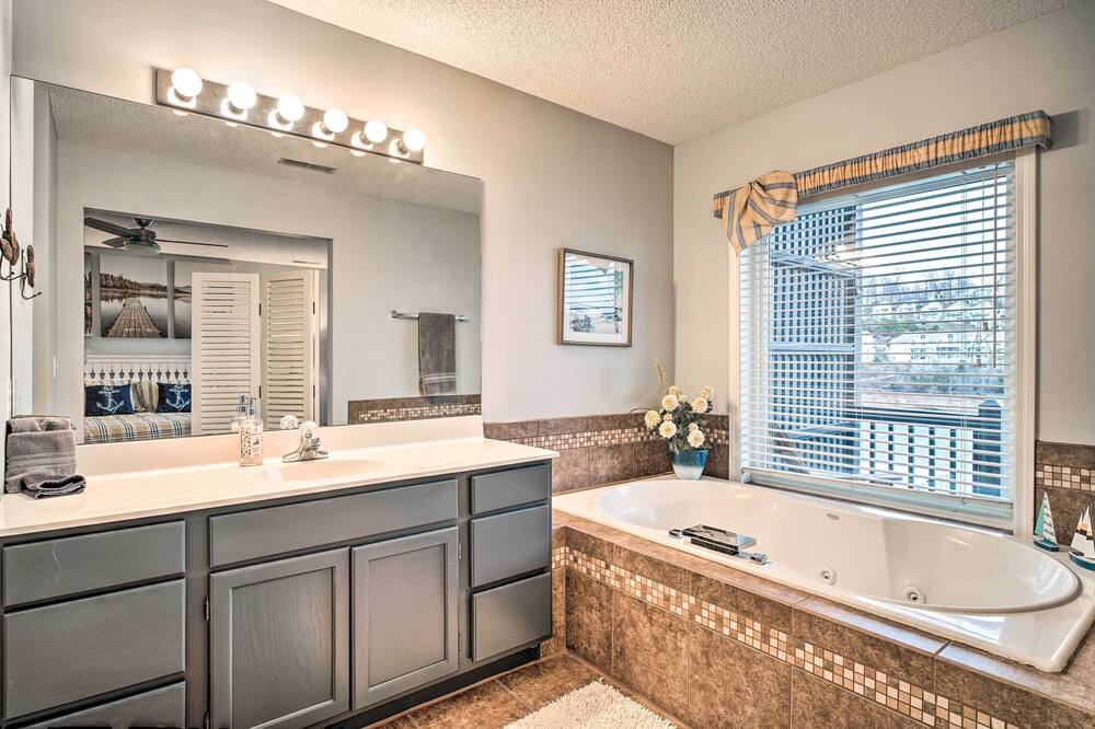 Photo of Bathroom in La Follette
