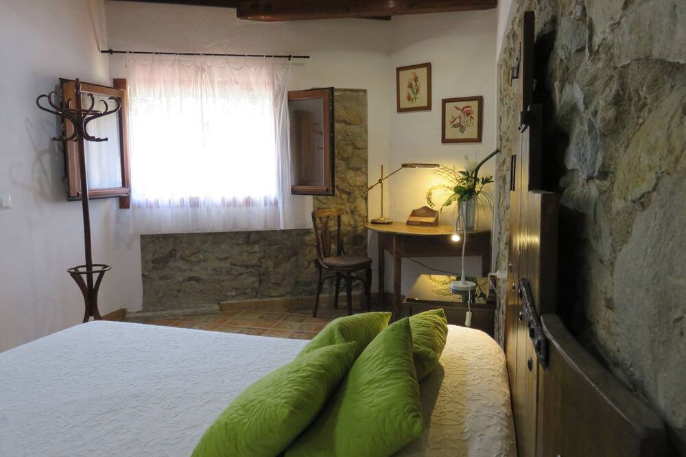 Photo of Bedroom in Llers