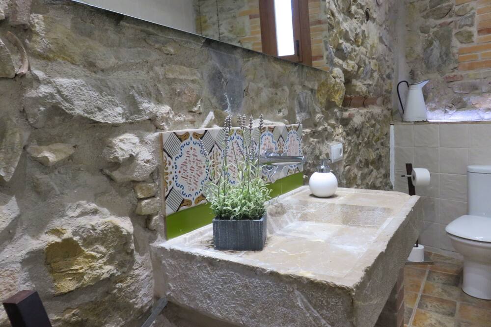 Photo of Bathroom in Llers