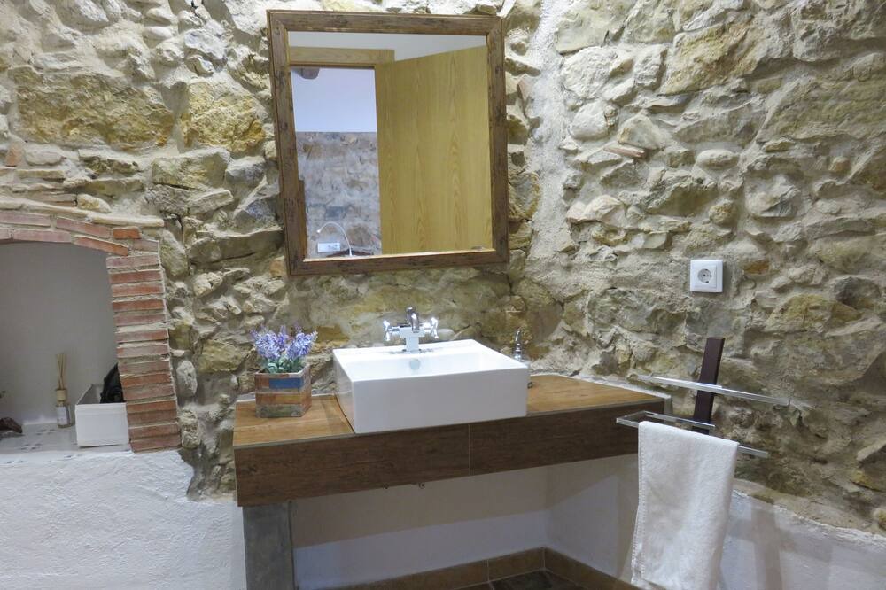 Photo of Bathroom in Llers