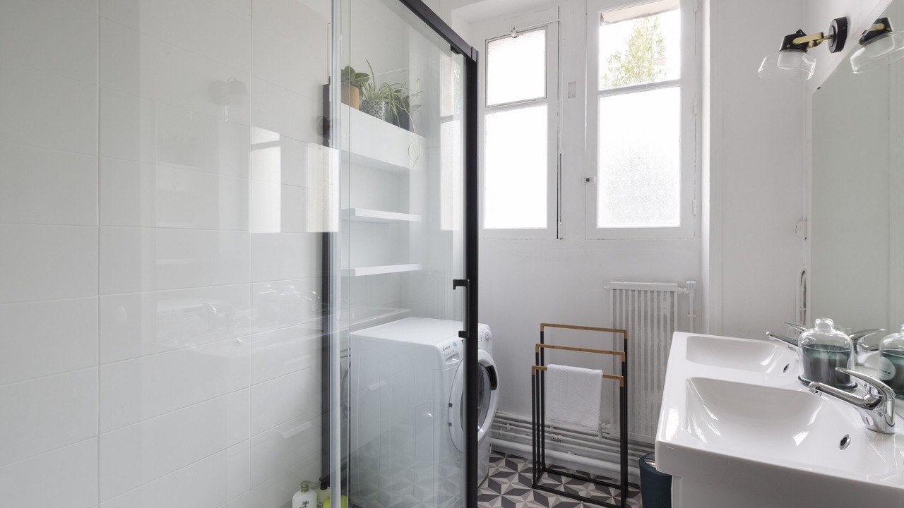 Photo of Bathroom in Graslin - Commerce