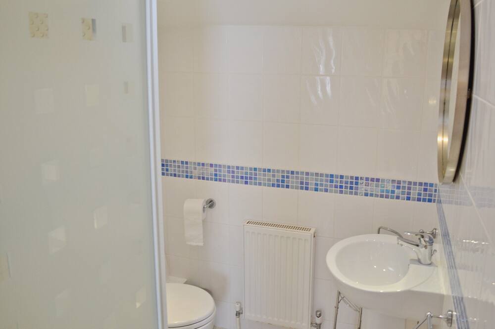 Photo of Bathroom in Portreath