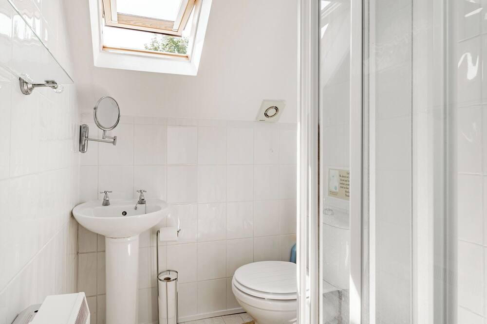 Photo of Bathroom in Postwick with Witton