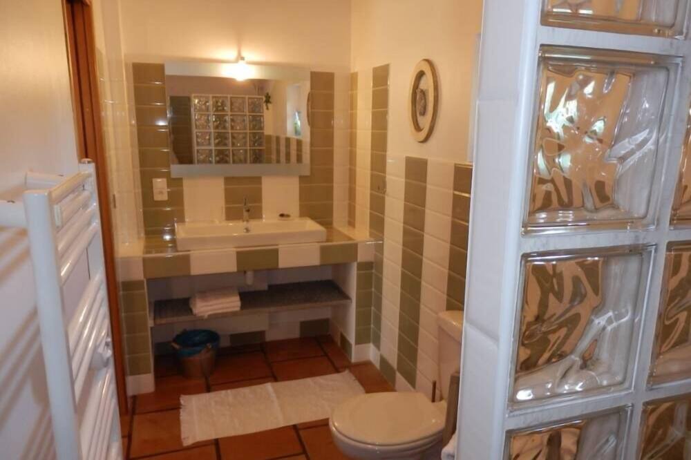 Photo of Bathroom in Roquemaure
