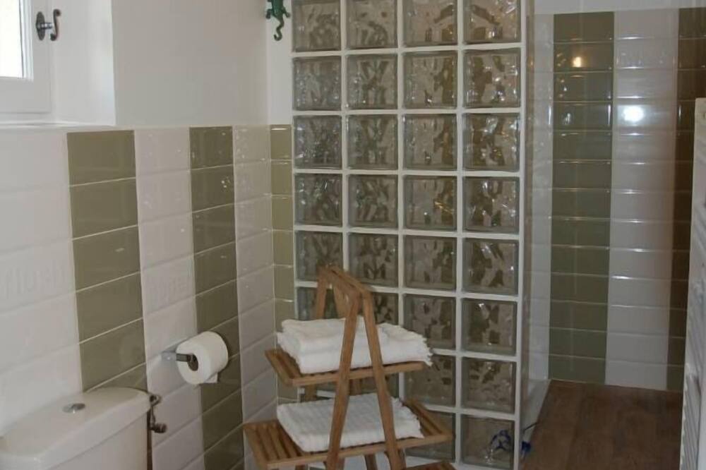 Photo of Bathroom in Roquemaure