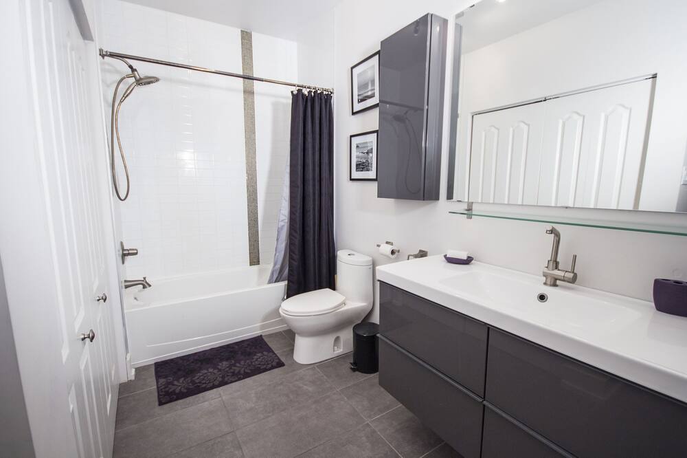 Photo of Bathroom in La Petite-Patrie
