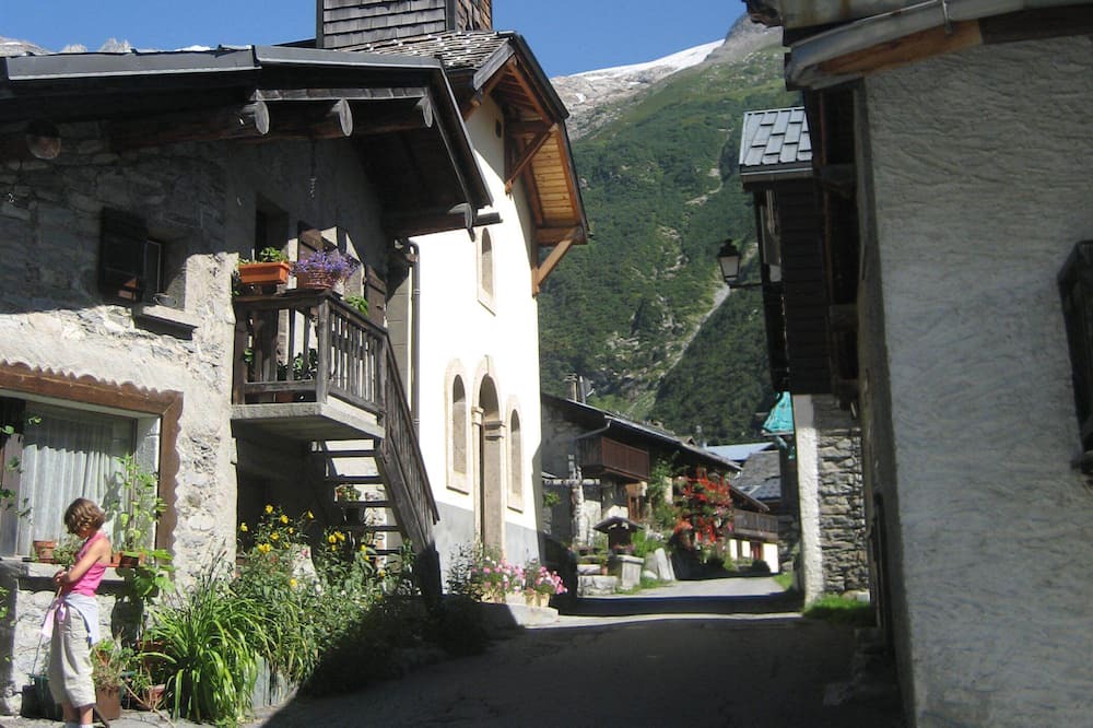 Photo of Outdoor in Le Tour