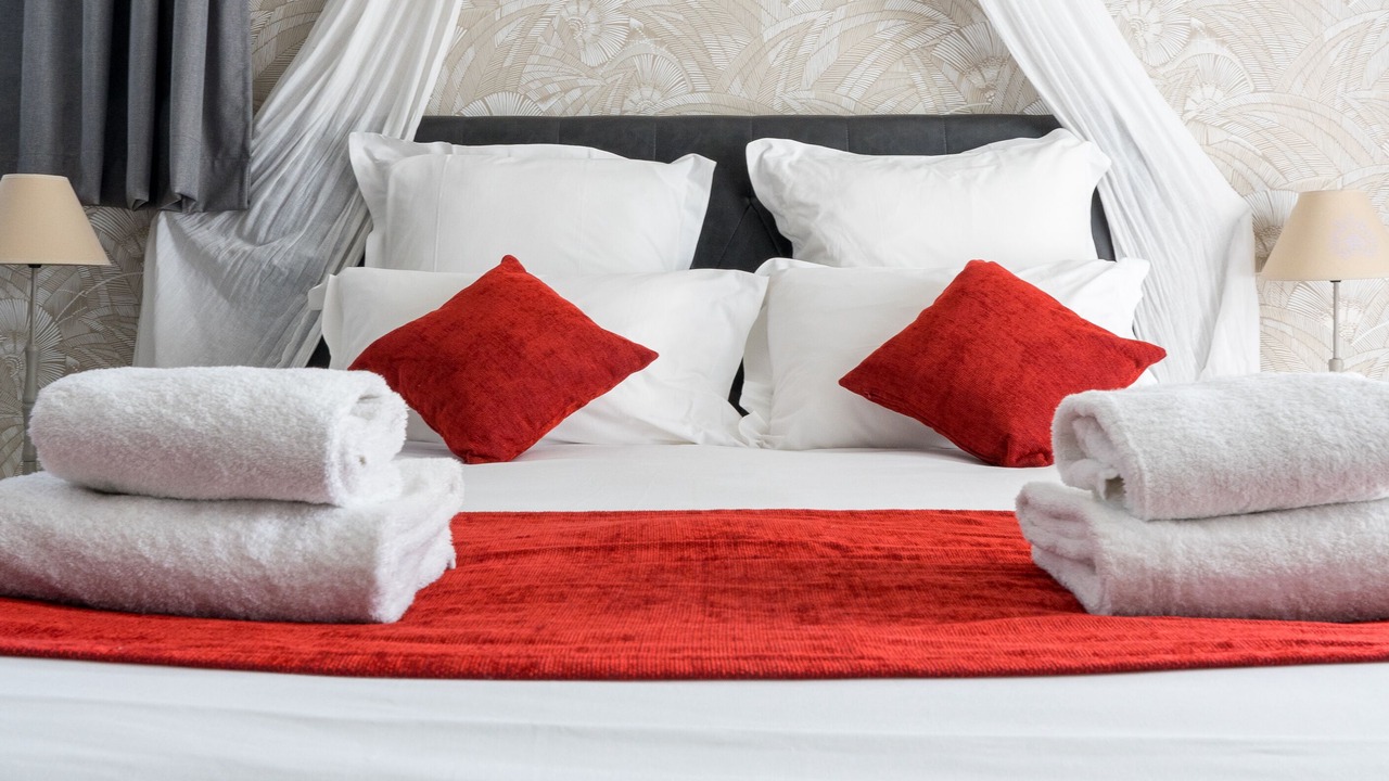 Photo of Bedroom in Distre