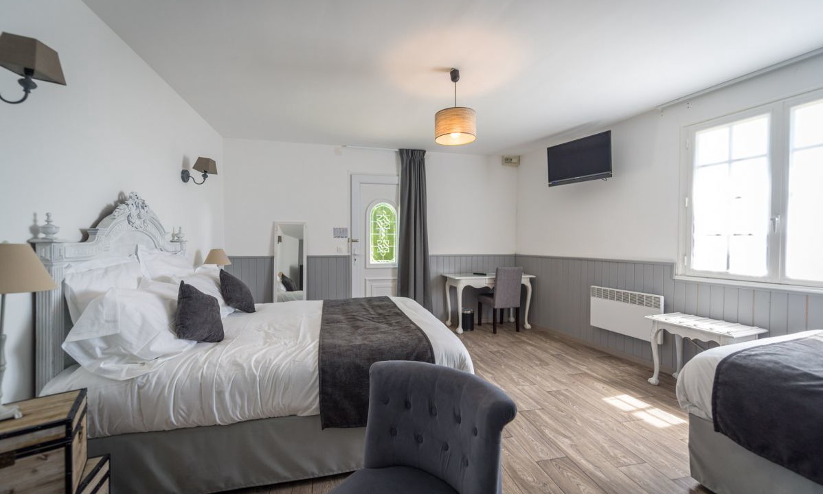 Photo of Bedroom in Distre