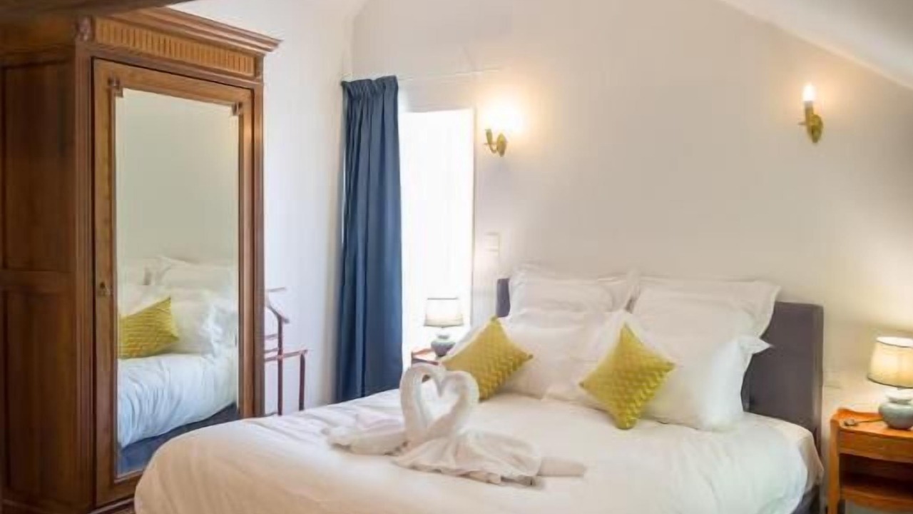 Photo of Bedroom in Distre