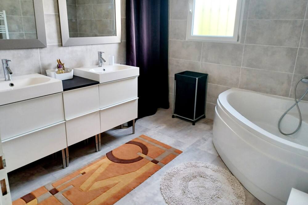 Photo of Bathroom in Saint-Jean-de-Cuculles