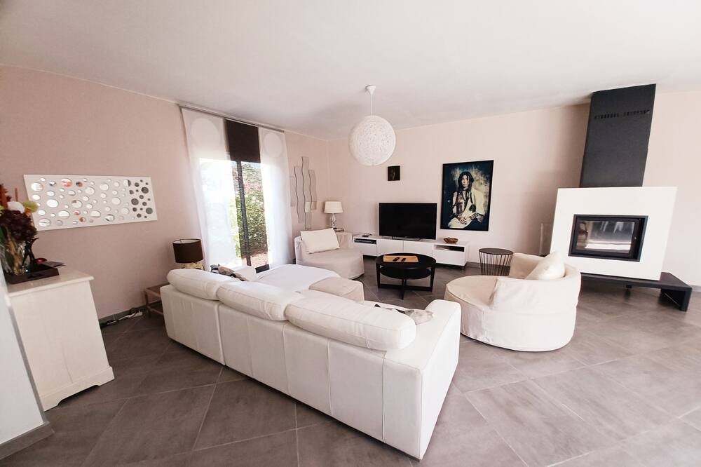 Photo of Livingroom in Saint-Jean-de-Cuculles
