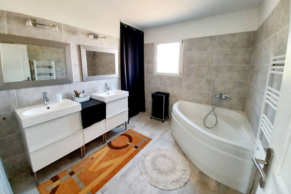 Photo of Bathroom in Saint-Jean-de-Cuculles