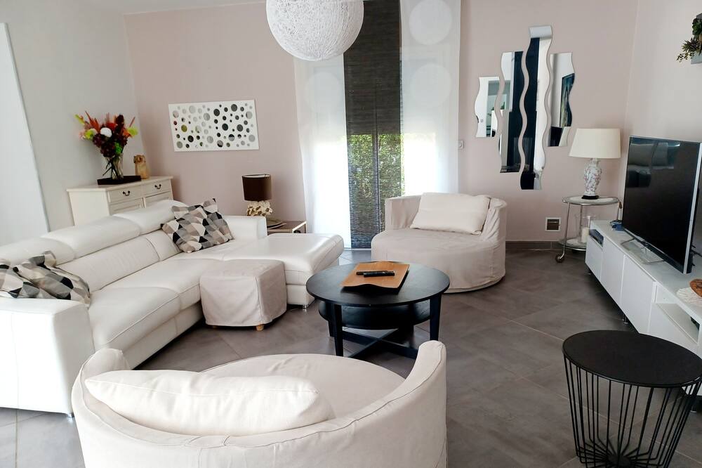 Photo of Livingroom in Saint-Jean-de-Cuculles