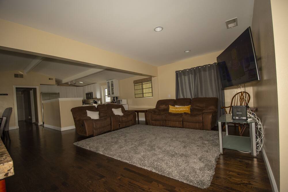 Photo of Livingroom in College West