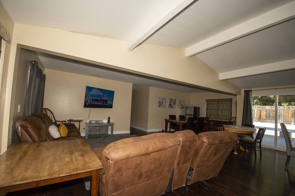 Photo of Livingroom in College West