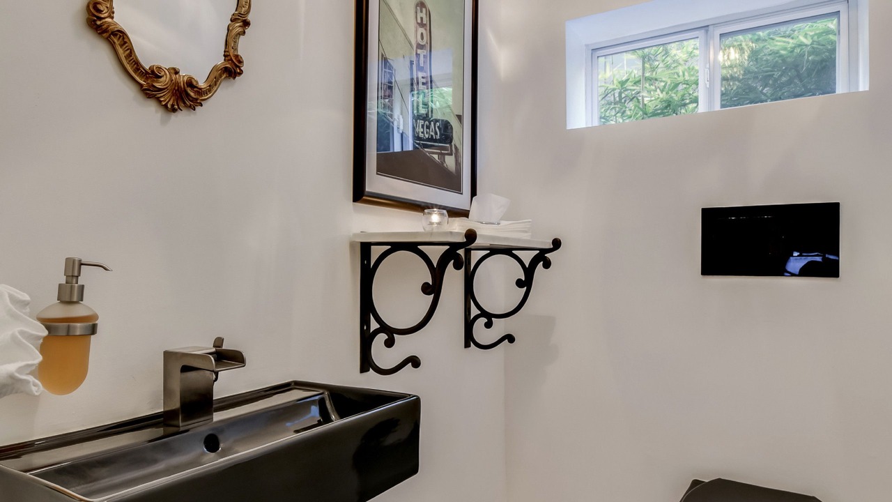 Photo of Bathroom in East Cesar Chavez