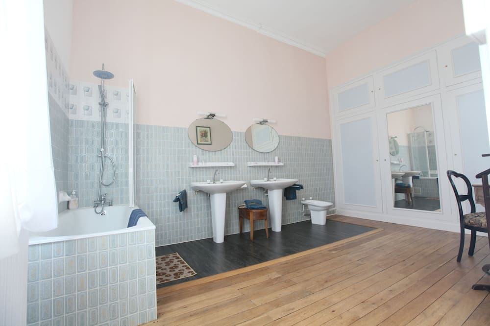 Photo of Bathroom in Londigny