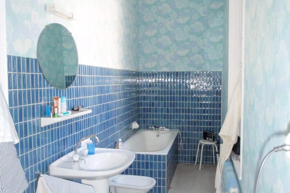 Photo of Bathroom in Londigny