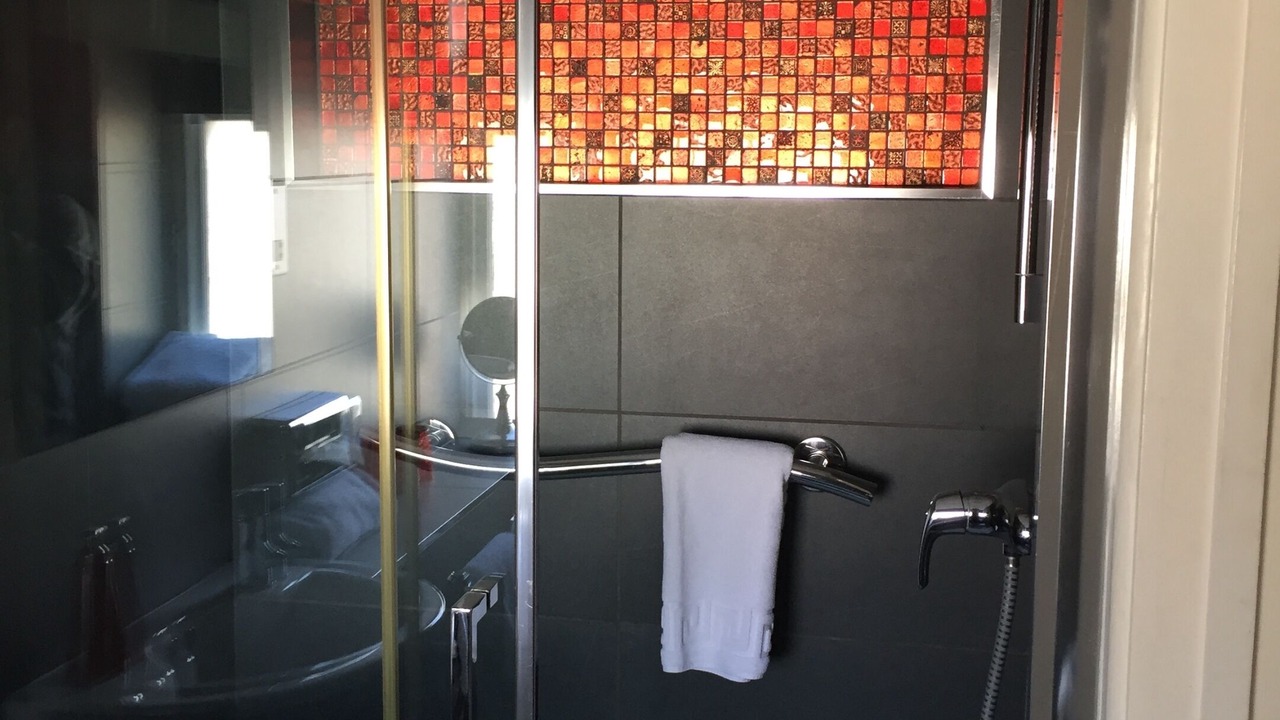 Photo of Bathroom in Maenporth