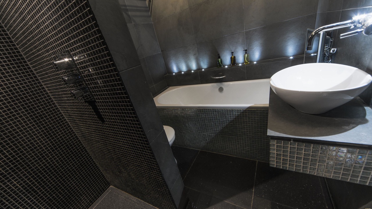 Photo of Bathroom in Maenporth