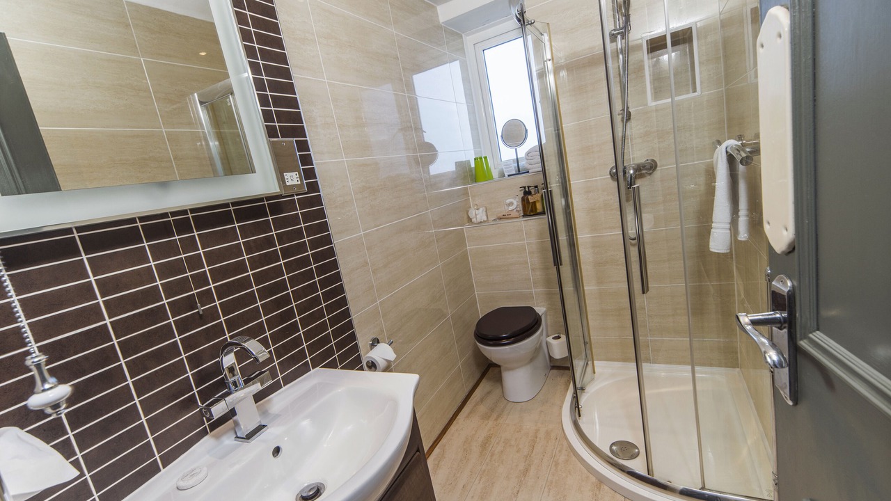 Photo of Bathroom in Maenporth