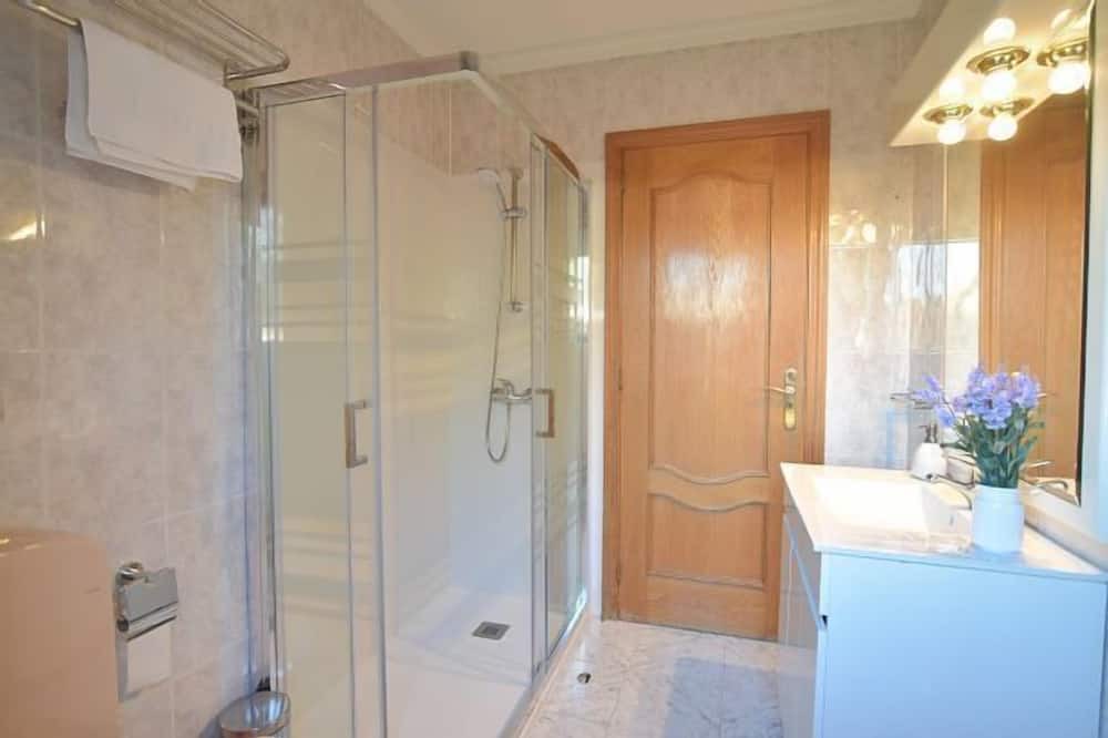 Photo of Bathroom in Grinon