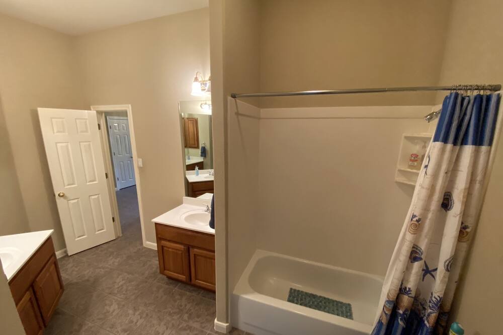 Photo of Bathroom in Briarcliff