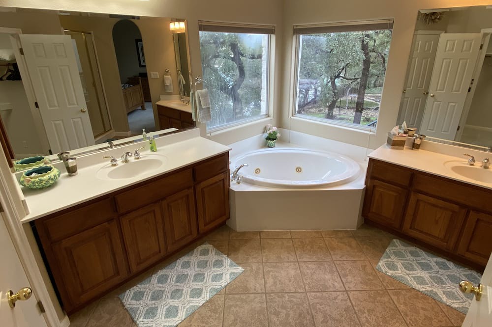 Photo of Bathroom in Briarcliff