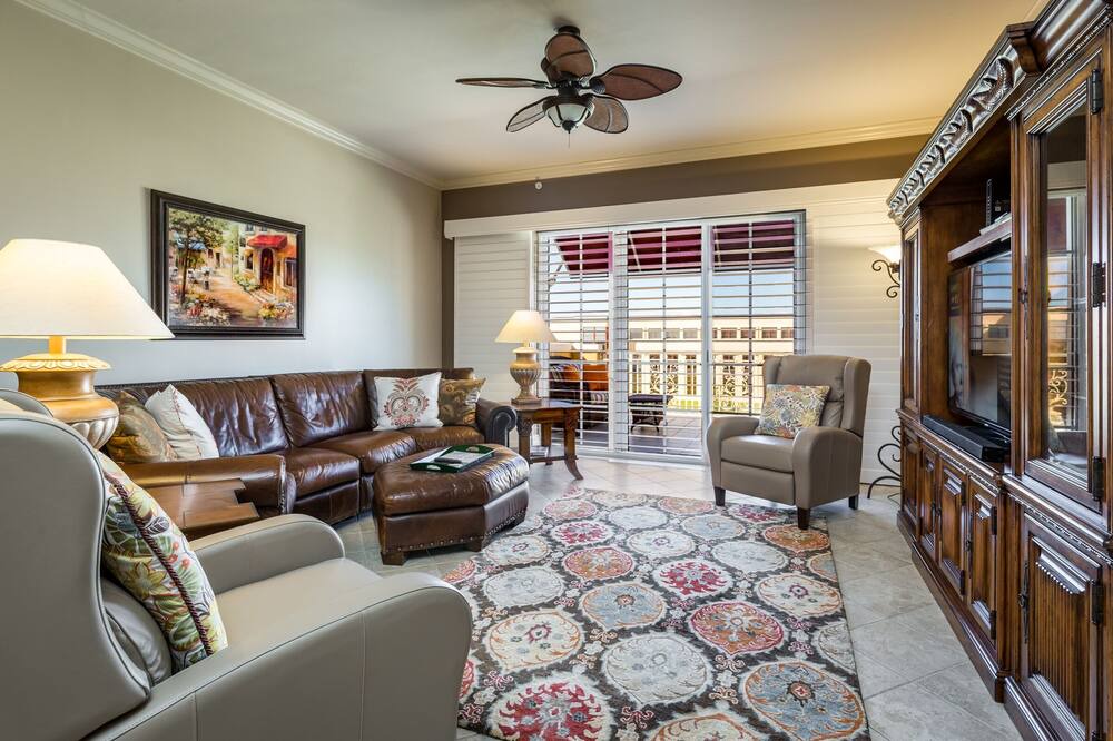 Photo of Livingroom in Ave Maria