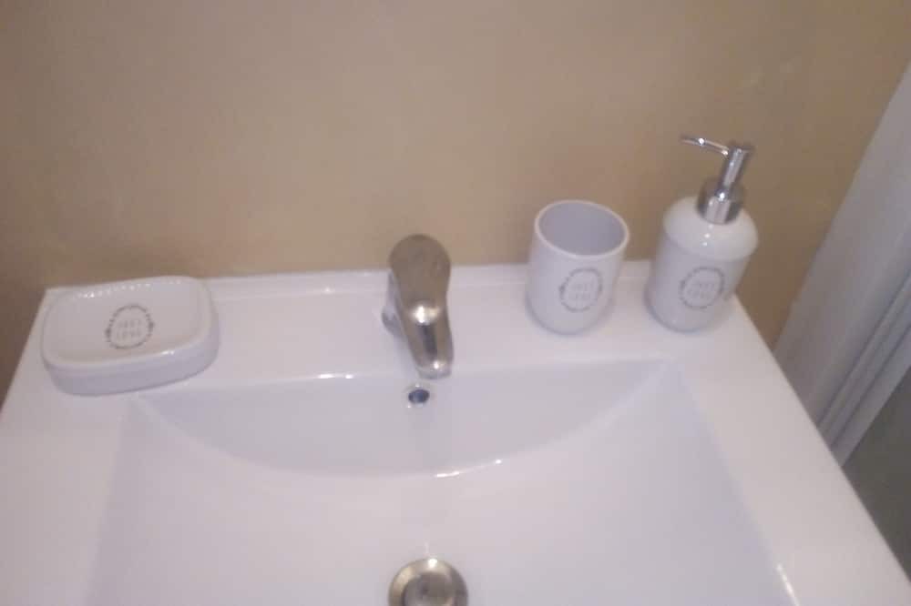 Photo of Bathroom in Anatole France Danton