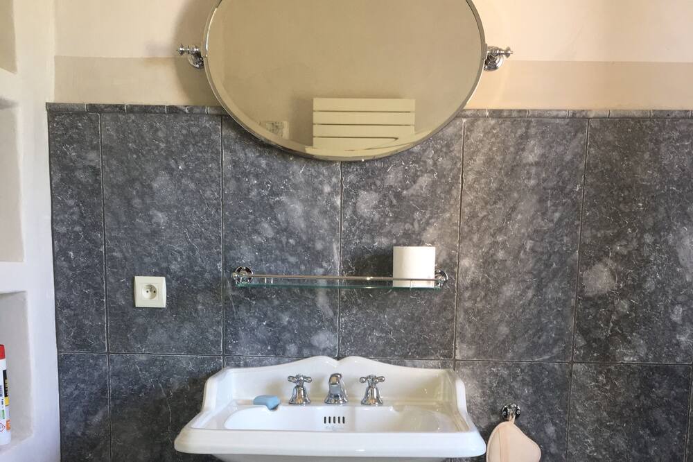 Photo of Bathroom in Bedarrides