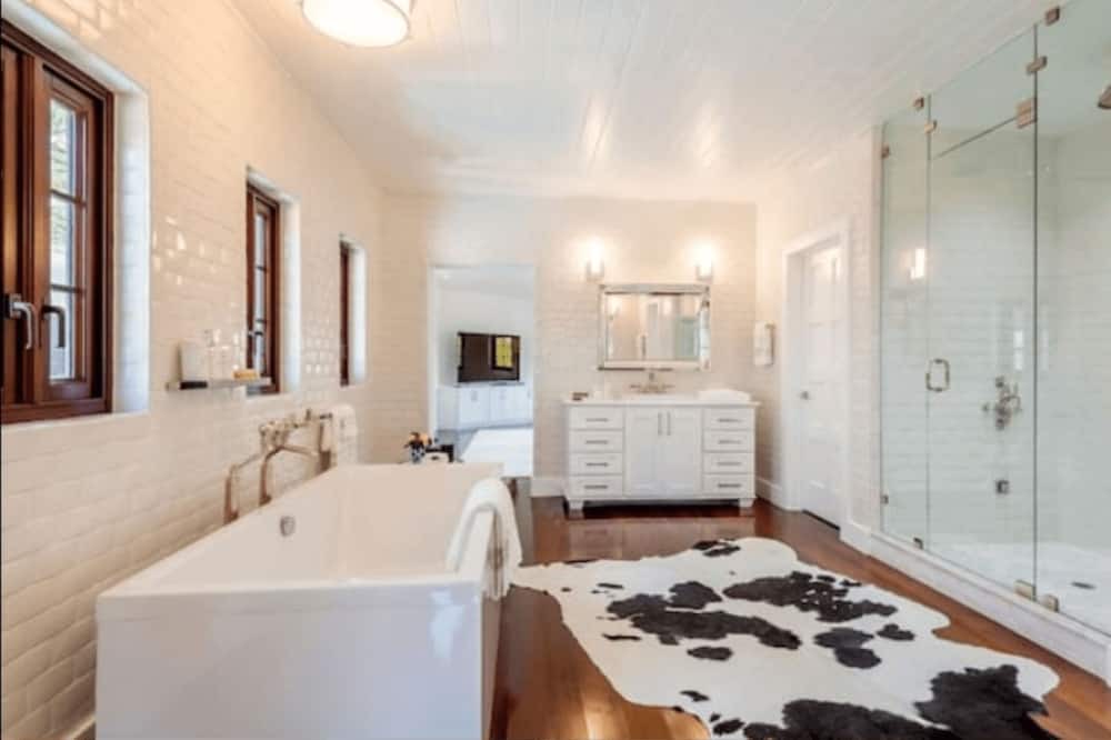 Photo of Bathroom in Northeast Miami