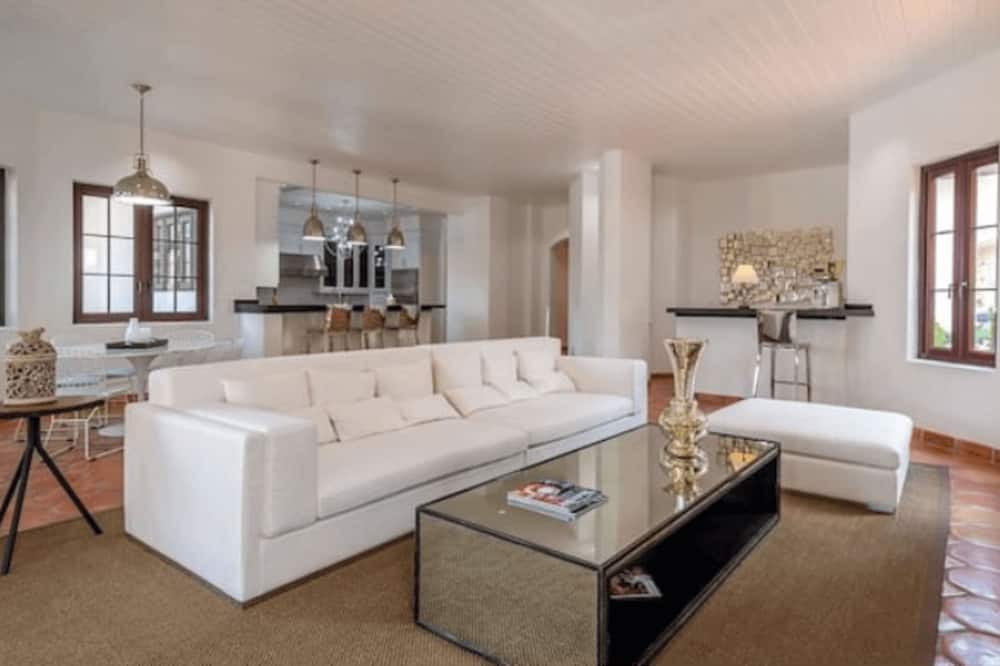 Photo of Livingroom in Northeast Miami