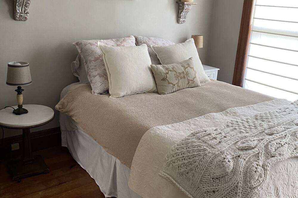 Photo of Bedroom in Skaneateles Historic District
