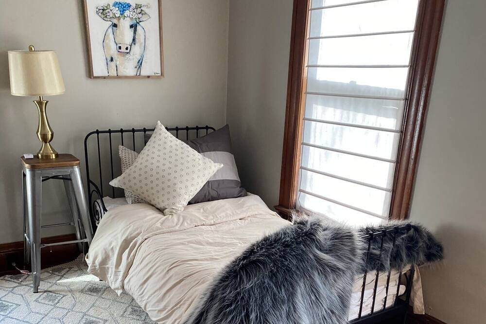 Photo of Bedroom in Skaneateles Historic District