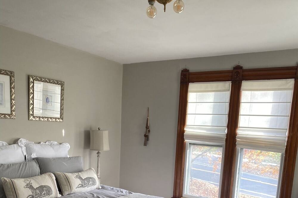 Photo of Bedroom in Skaneateles Historic District