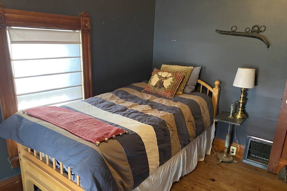 Photo of Bedroom in Skaneateles Historic District