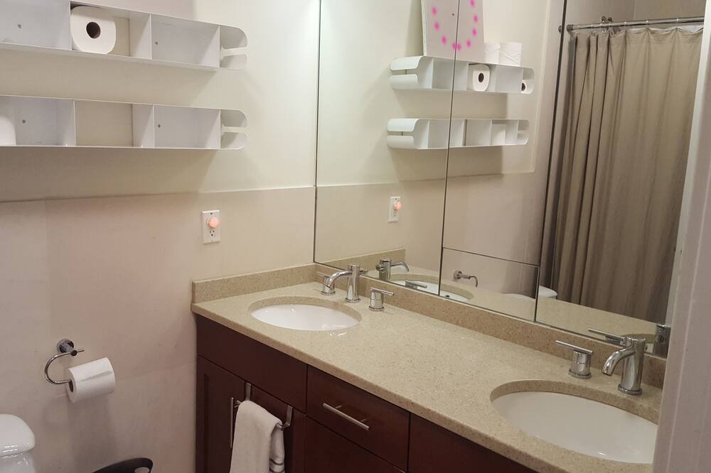 Photo of Bathroom in Central Park North