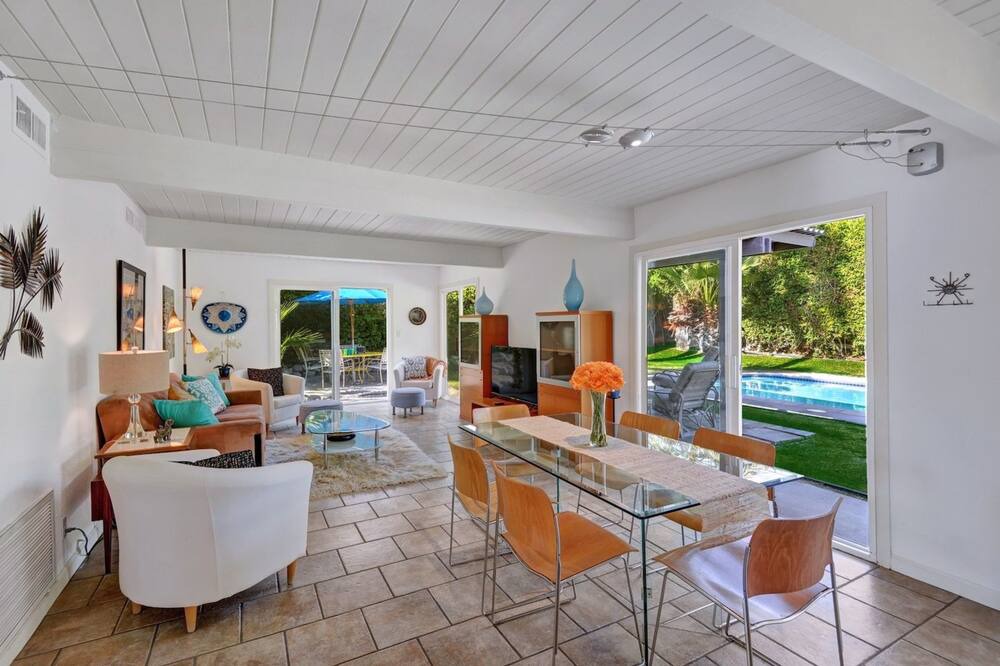 Photo of Livingroom in Racquet Club Estates