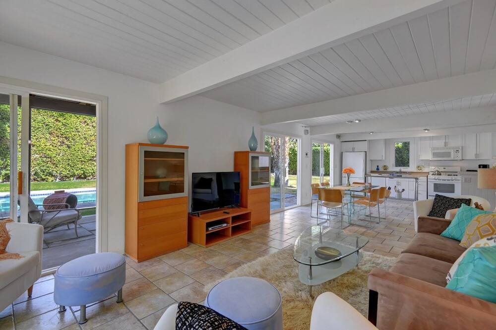 Photo of Livingroom in Racquet Club Estates