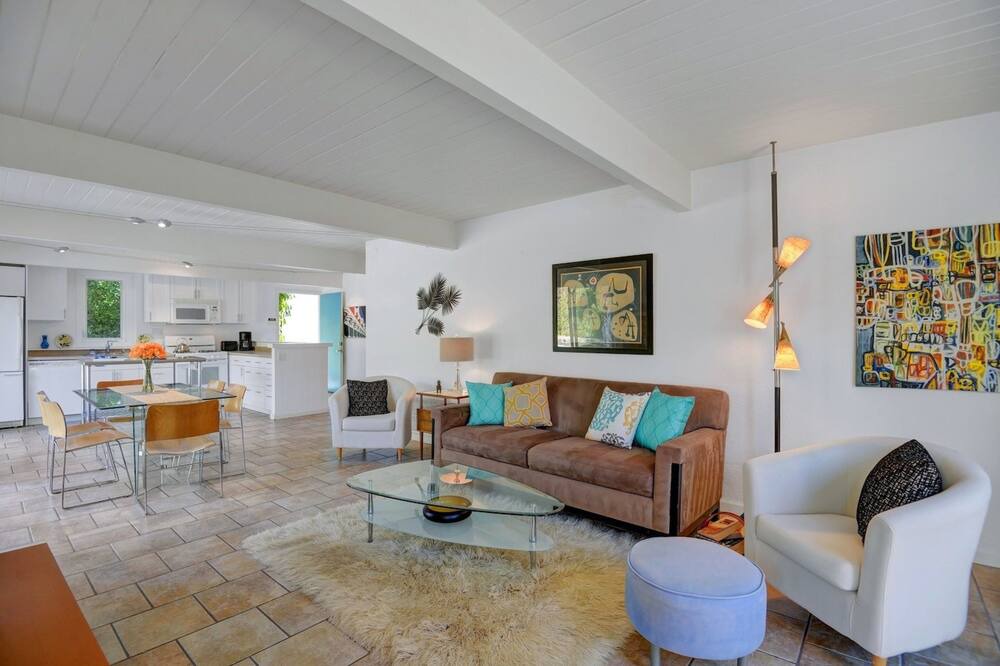 Photo of Livingroom in Racquet Club Estates