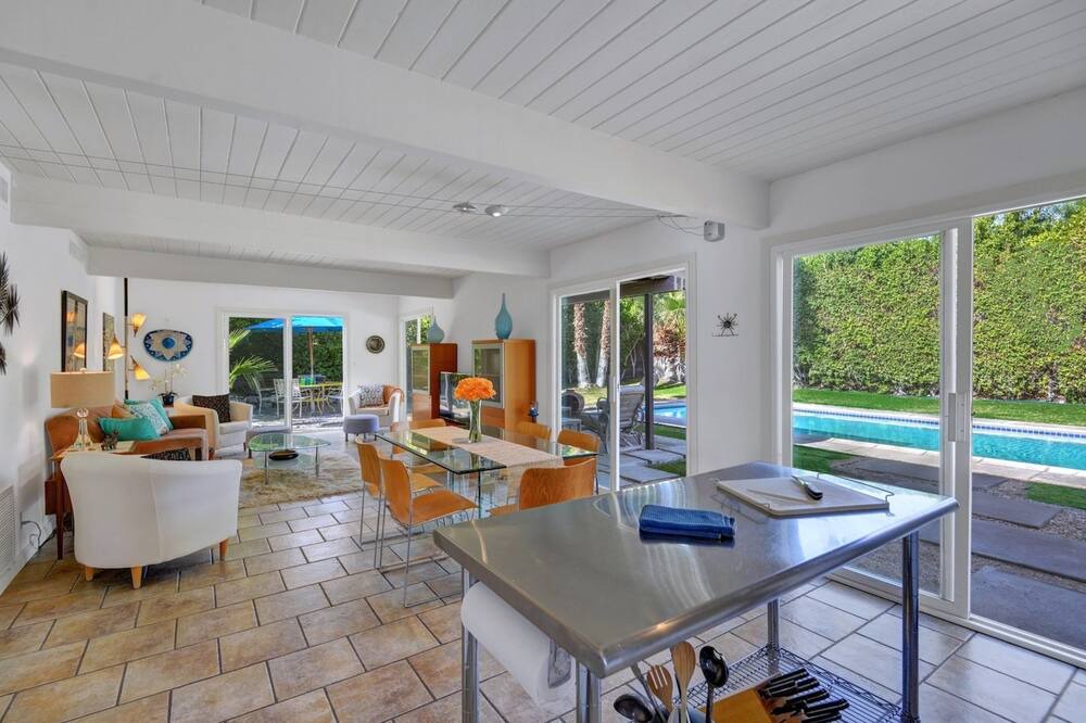 Photo of Livingroom in Racquet Club Estates
