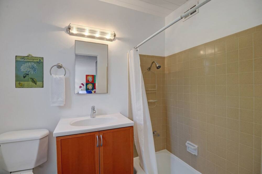 Photo of Bathroom in Racquet Club Estates
