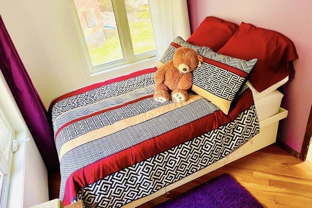 Photo of Bedroom in Les Collines-de-l'Outaouais Regional County Municipality