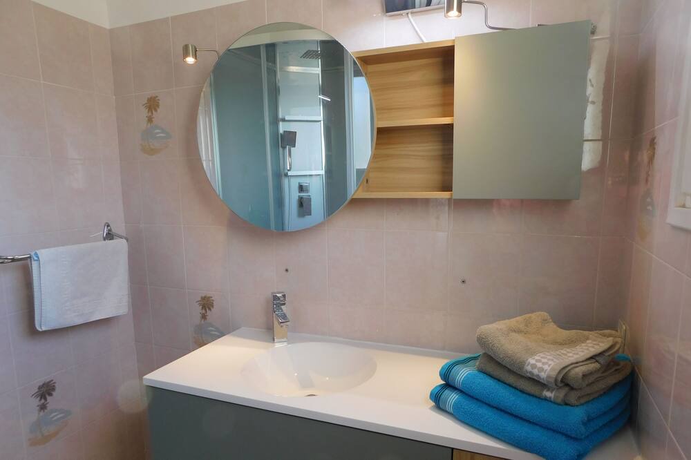 Photo of Bathroom in Villetelle