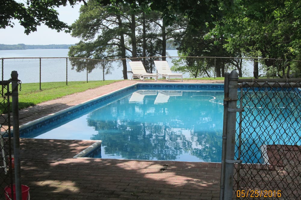 Photo of Outdoor in Davis Wharf