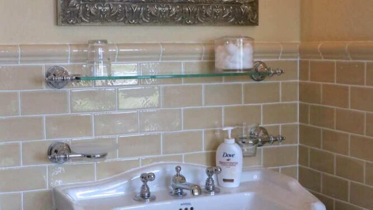 Photo of Bathroom in Budleigh Salterton